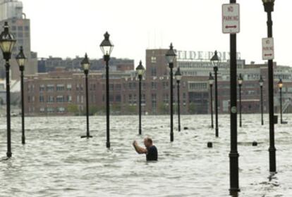 Un hombre saca fotografías de las inundaciones registradas en Baltimore a causa del huracán Isabel.
