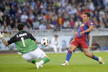 Thiago dispara ante Bravo para lograr su gol de ayer en Anoeta.