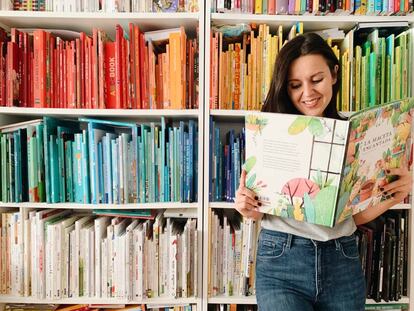 Beatriz, con un cuento ilustrado en la librería de su casa.