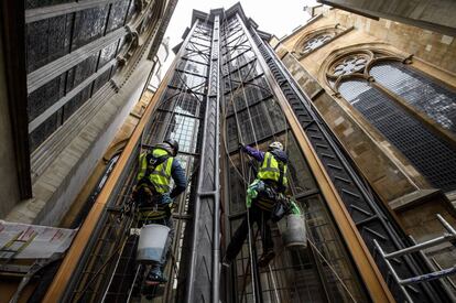 Un equipo de rapel limpia las ventanas de la nueva torre en la Abadía de Westminster en Londres (Gran Bretaña).