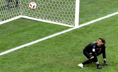 O goleiro suíço Sommer assiste à bola desviada entrar.