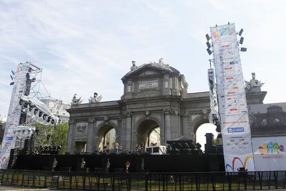Últimos preparativos en el escenario instalado en las inmediaciones de la Puerta de Alcalá, donde dos pantallas gigantes colocadas a ambos lados del monumento ofrecerán en directo el resultado de la votación del COI en Buenos Aires