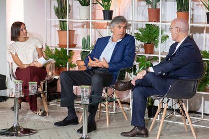 Eva Saiz (EL PAÍS), Iván Maura (Silence) y, a la derecha, Arturo Pérez de Lucía (Aedive). 