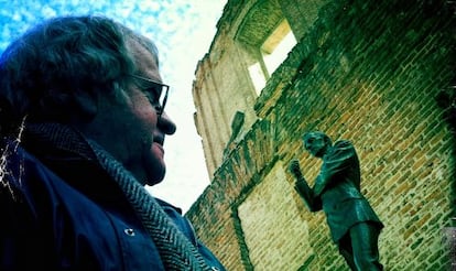 Ian Gibson fotografiado delante de la estauta del compositor Agust&iacute;n Lara, en lavapi&eacute;s, su barrio. 