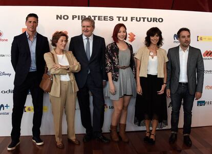 Desde la izquierda, Fernando Torres, Julia Navarro, Íñigo Méndez de Vigo, Lara Pinilla, Maribel Verdú y Daniel Guzmán en la presentación de la campaña No piratees tu futuro.