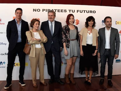 Desde la izquierda, Fernando Torres, Julia Navarro, Íñigo Méndez de Vigo, Lara Pinilla, Maribel Verdú y Daniel Guzmán en la presentación de la campaña No piratees tu futuro.