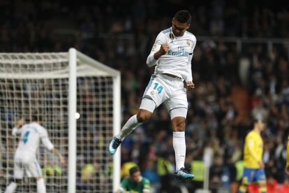 Casemiro del Real Madrid anota el primer gol de cabeza de la temporada.