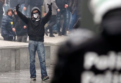 Antes de os confrontos irromperem, quando os manifestantes caminharam da estação central de Bruxelas para a rotatória Schuman, ao lado da Comissão, para onde a manifestação estava marcada, foram lançados fogos de artifício, de acordo com vários meios de comunicação belgas.