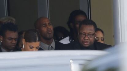 El cantante Bobby Brown abandona el funeral por su hija Bobbi Kristina.