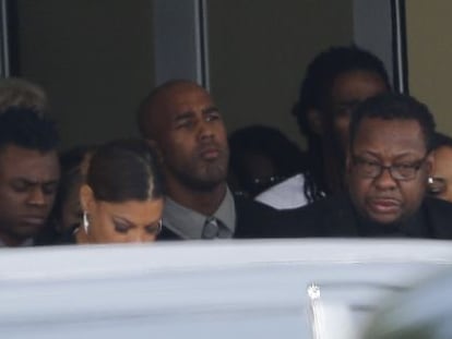 El cantante Bobby Brown abandona el funeral por su hija Bobbi Kristina. 