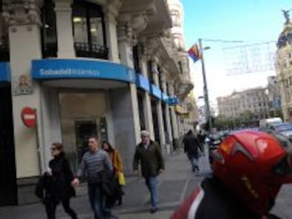 Banco Sabadell y los sindicatos acuerdan retirar el ERTE para 1.420 empleados