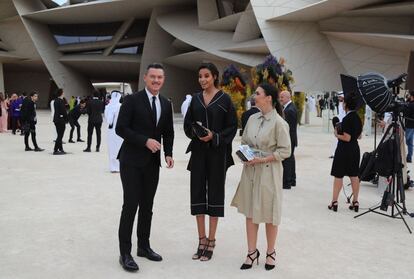 El actor galés Luke Evans y la actriz estadounidense Zoe Saldana (centro), asisten a la ceremonia de inauguración en Doha.
