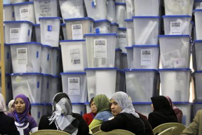 Un grupo de mujeres aguarda el recuento de votos, en el centro de Bagdad.