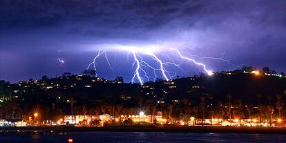 Fotografía cedida por el Departamento de Bomberos del Condado de Santa Bárbara que muestra rayos en el cielo cuando una tormenta se acerca a Santa Bárbara, California (EE UU). 