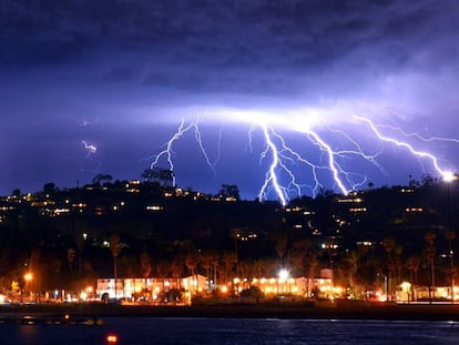 Fotografía cedida por el Departamento de Bomberos del Condado de Santa Bárbara que muestra rayos en el cielo cuando una tormenta se acerca a Santa Bárbara, California (EE UU).