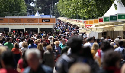 Aspecto que presenta el Paseo de Coches del Retiro durante la Feria del Libro de Madrid.