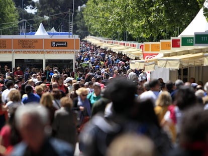 Aspecto del Paseo de Coches del Retiro durante la Feria del Libro de Madrid de 2022.