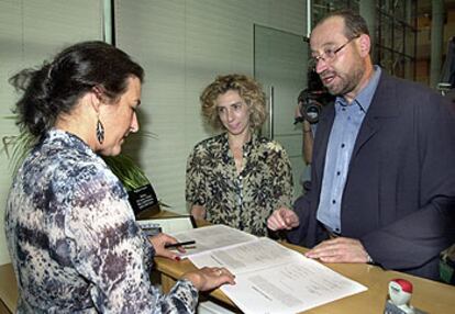 La portavoz socialista, Helena Almazán (centro), y el de IU, Miguel Reneses, ayer en el registro de la Asamblea.