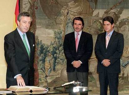 Dezcallar toma posesión como director del Cesid, ante Aznar, en 2001.