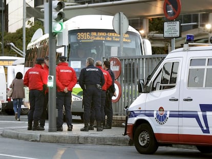 Agentes de la Ertzaintza controlan la salida de autobuses en Bilbao, en una imagen de archivo.