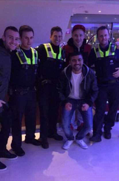 Nainggolan, con gorra roja, junto a los policías ante los que tuvo que identificarse.