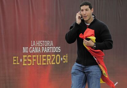 Un aficionado de Espa&ntilde;a camina delante del campo de entrenamiento de la selecci&oacute;n espa&ntilde;ola en Gniewino, Polonia.