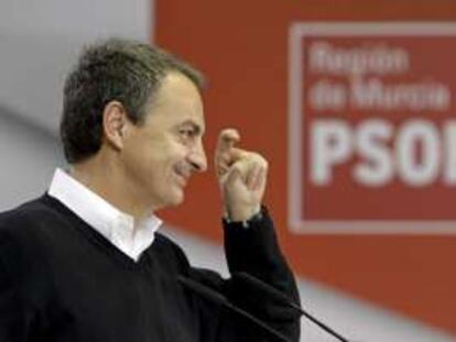 El líder del PSOE hace el gesto de la ceja durante el mitin, ayer en Murcia.