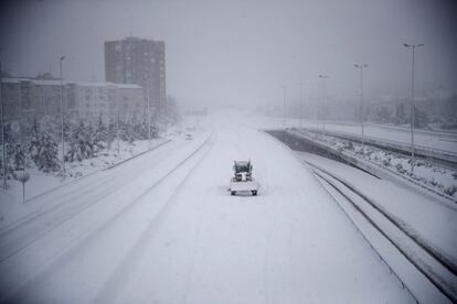 Vista da rodovia M-30 em Madri neste sábado em que Península segue afetada pelo temporal Filomena, que deixa grandes nevascas e temperaturas mais baixas do habitual que descerão drasticamente nos próximos dias.