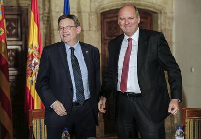 El presidente valenciano Ximo Puig con el ejecutivo de Ford Europa, Dirk Heller, en el Palau de la Generalitat. 