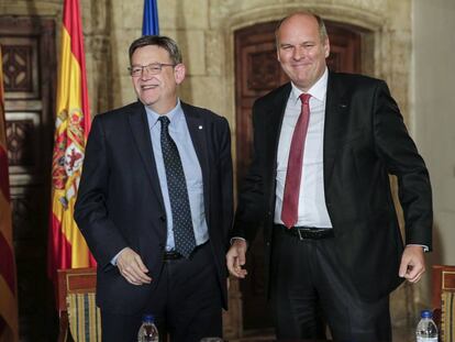 El presidente valenciano Ximo Puig con el ejecutivo de Ford Europa, Dirk Heller, en el Palau de la Generalitat. 