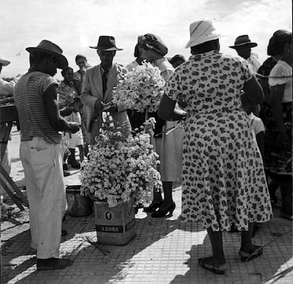 No dia 2, o mar é a atração. Na praia de Santana, no Rio Vermelho, pescadores levam balaios levados ao mar pelos pescadores. Devotos também lançam diretamente na água oferendas como flores, perfumes e espelhos. Na imagem, a festa em 1950, registrada por Gautherot e parte dos acervo do IMS.