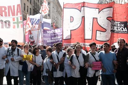 Cientos de manifestantes protestan en contra del ajuste económico propuesto por Javier Milei, en Buenos Aires, en diciembre de 2023. 