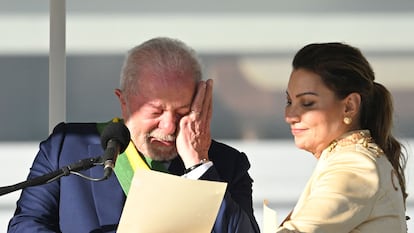 El recién juramentado presidente de Brasil, Luiz Inacio Lula da Silva, llora durante su ceremonia de toma de posesión, en Brasilia, el 1 de enero de 2023.