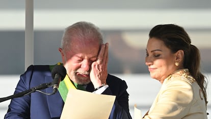 El recién juramentado presidente de Brasil, Luiz Inacio Lula da Silva, llora durante su ceremonia de toma de posesión, en Brasilia, el 1 de enero de 2023.