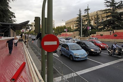 Preparativos del desfile del día 12 en el Paseo de la Castellana de Madrid.