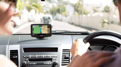 Dos personas siguen las indicaciones del GPS TomTom Go Basic mientras van en el coche.