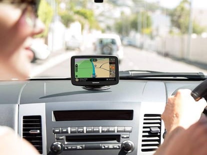 Dos personas siguen las indicaciones del GPS TomTom Go Basic mientras van en el coche.