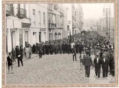 El alcalde preside en primera fila la manifestación del 1º de Mayo de 1931.