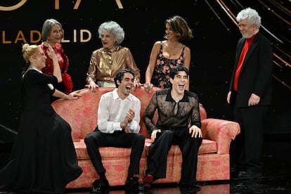 Javier Calvo y Javier Ambrossi sentados. Cecilia Roth, Antonia San Juan, Marisa Paredes, Penélope Cruz y Pedro Almodóvar, de pie.