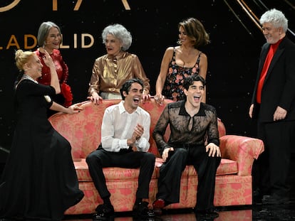 Javier Calvo y Javier Ambrossi sentados. Cecilia Roth, Antonia San Juan, Marisa Paredes, Penélope Cruz y Pedro Almodóvar, de pie.