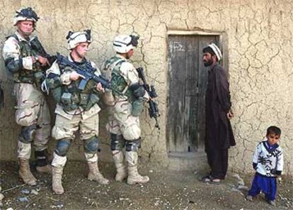 Soldados de EE UU se disponen a registrar la casa de un afgano, en noviembre de 2002, al sur del país.