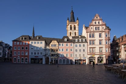 <a href="https://www.trier-info.de/en" target="_blank">En la ciudad alemana más antigua</a>, la plaza del mercado también tiene detrás una antiquísima historia. Ya en 958 se erigió como emblema nacional la cruz del centro. Y es que, si en Tréveris la época romana es más visible que en ninguna otra ciudad germana (la Porta Nigra, las termas imperiales), esta plaza está dominada por edificios de épocas posteriores: renacentistas, barrocos, neoclásicos e historicistas. Semejante raudal de historia arquitectónica hace de esta ciudad una mina para los aficionados a la arquitectura y la historia.