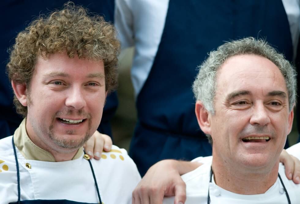 Albert y Ferran Adrià posan ante los medios de comunicación, tras la rueda de prensa.