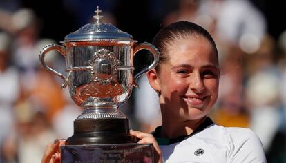 Ostapenko posa con el trofeo de campeona en Roland Garros.