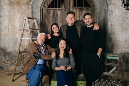 Parte del elenco de "Las Muertas" serie dirigida por Luis Estarda.