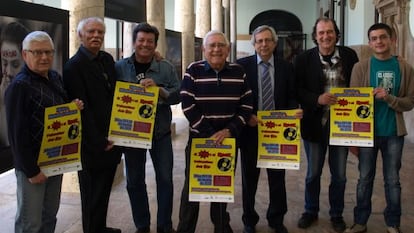 Participantes en las jornadas sobre el pop y rock valenciano de los 60, con Antonio Ariño y Enrique Ginés en el centro.