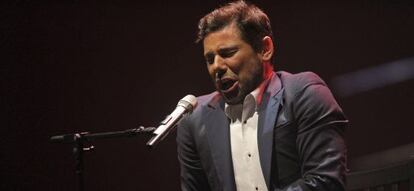 El cantaor Miguel Poveda en un concierto celebrado en Pamplona el pasado mes de junio.