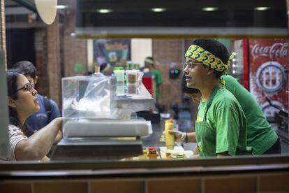 De 16.00 a 22.30, trabaja en un restaurante de la cadena de comida rápida Subway. El lugar le pilla a hora y media de casa y para llegar tiene que hacer un tramo andando, otro en bus, otro en tren y otro en metro.