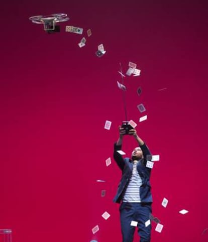 El joc de cartes amb dron de Jorge Blass.