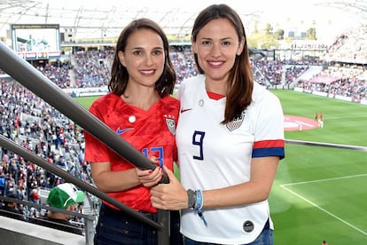 Natalie Portman - Angel City. Ese es el nombre del flamante nuevo equipo de fútbol de Los Ángeles que se unirá en 2022 a la liga de fútbol femenino de Estados Unidos y que cuenta con una ristra de propietarias tan hollywoodiense como solo cabía esperar de la meca del cine. La ganadora del Oscar Natalie Portman es la cara visible y principal impulsora de un proyecto que llevará el fútbol femenino profesional por primera vez al estado de California y que culmina un compromiso activista ligado también a la aparición de movimientos como Time’s Up. “Queremos ser campeonas sobre el césped y campeonas de la igualdad fuera de él”, declaró la actriz, que ha apoyado a la selección nacional femenina en su reivindicación para cobrar el mismo salario que sus homólogos masculinos. En la imagen, junto a la también actriz Jennifer Garner.